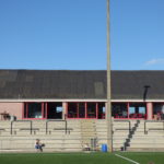 Buvette et gradins. Vue du terrain.